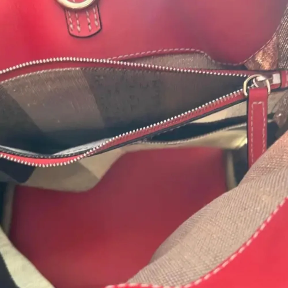 Burberry Medium Ashby Bucket Bag - Picture 3 of 15